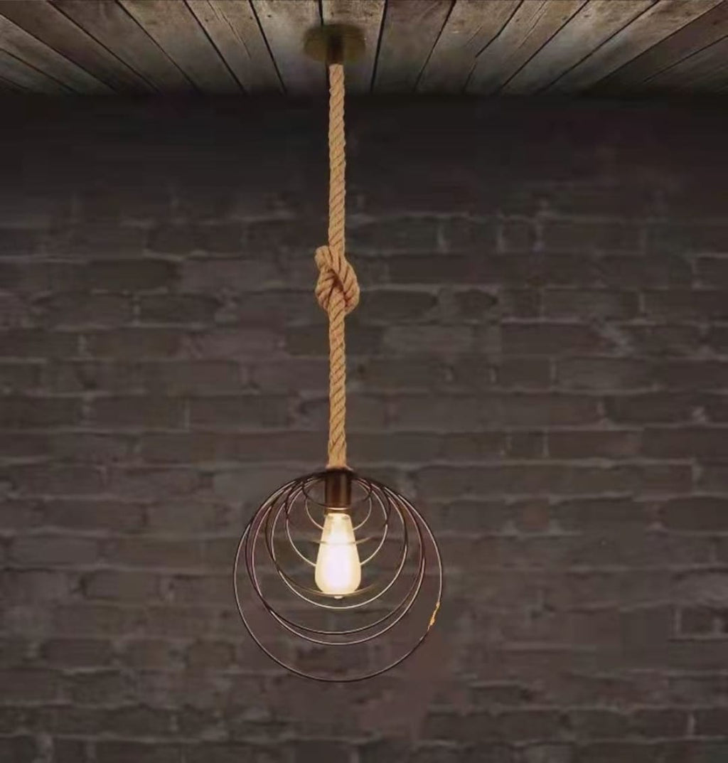 Lampadario a sospensione in corda di ancoraggio con cerchi in ferro